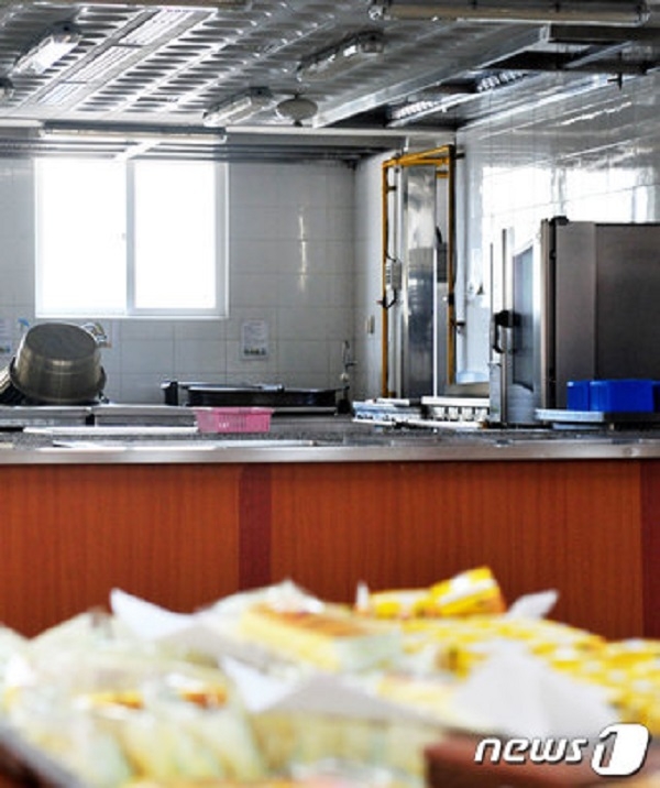 제주학교비정규직연대회의가 총파업에 나서면서 급식이 중단된 제주시의 한 초등학교 급식실 [사진=뉴스1]