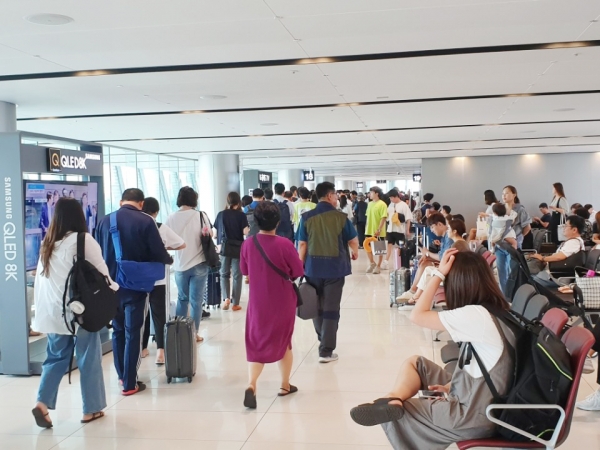 국내 관광객들이 국제제주공항 입국장을 통해 들어오고 있는 모습.