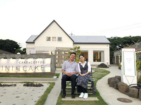 염지홍씨와 아내 최근 오픈한 쉬리니 케이크 카페 앞에서 기념촬영.