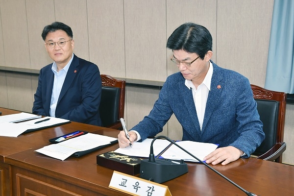이석문 제주특별자치도교육감이  지난 12일 '국제 바칼로레아 한국어화 협력각서(MOC)'에 서명하고 있다.