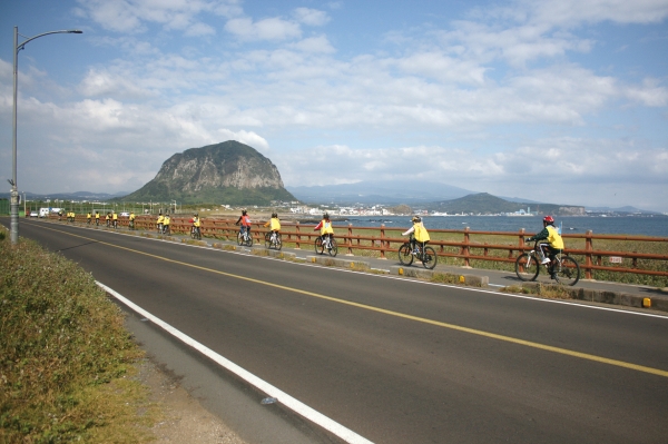애월초등학교 학생들이 바다를 보며 송악산 ~ 산방산 코스를 자전거 타고 달리고 있다.