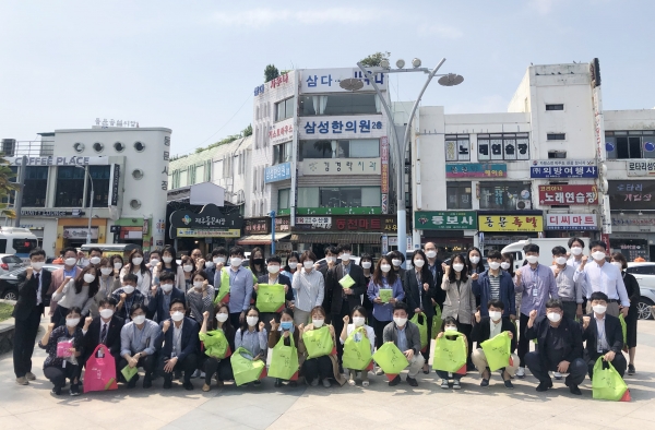 지난달 28일 JDC 임직원들은 전통시장 장보기 캠페인의 일환으로 동문시장을 방문해 기념촬영을 하고 있다.