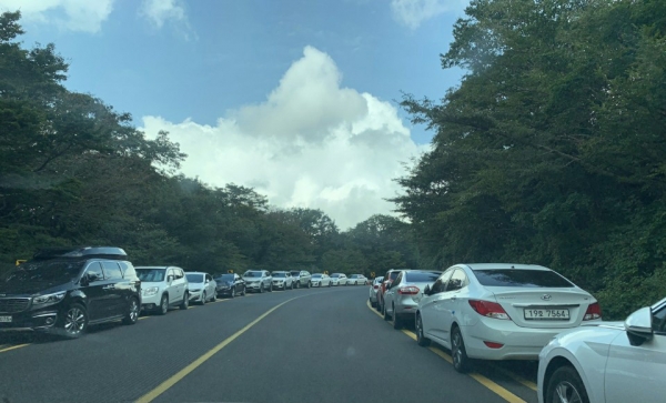 제주특별자치도 한라산국립공원 탐방예약제 시행전 차량들이 도로 갓길 주차된 모습.